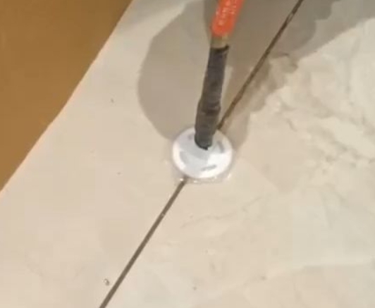 濠江瓷砖空鼓维修公司专业解答瓷砖在铺贴过程中，如果没有涂抹均匀到位的粘结材料（如水泥砂浆或瓷砖胶），可能会导致以下问题