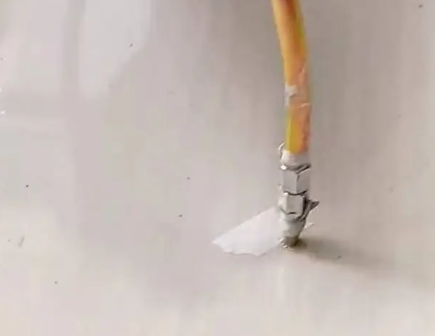 濠江瓷砖空鼓维修公司专业解答在瓷砖铺贴过程中，如果使用的砂料过粗（如全部使用了粗砂），可能会导致以下问题