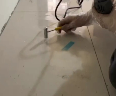 濠江瓷砖开裂维修公司专业分享瓷砖在铺贴前如果没有沥干水分，将会导致以下问题