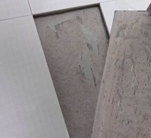 濠江瓷砖空鼓维修公司分享瓷砖铺贴时如果打浆（即涂抹在瓷砖背面和基层上的砂浆或瓷砖胶）过少，会带来以下问题